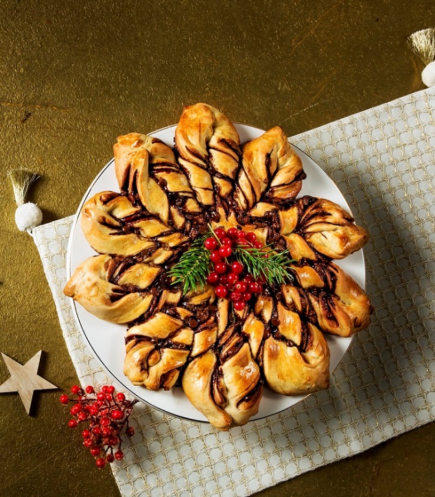 Βασιλόπιτα σε σχήμα αστεριού, γεμιστή με πραλίνα φουντουκιού και σταγόνες σοκολάτας