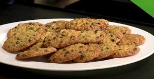 Cookies με βρώμη, καστανή ζάχαρη, πορτοκάλι και καρύδια (VIDEO)
