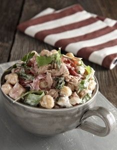 Chickpeas salad with arugula and tuna