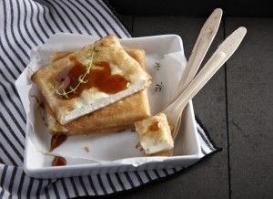 Φέτα σαγανάκι σε φύλλο με σιρόπι μπίρας