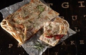 Φοκάτσια με σαλάμι και δεντρολίβανο