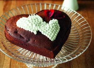 Heart-shaped cake filled with chocolate and strawberries
