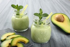 Smoothie αβοκάντο – λάιμ – πράσινο τσάι