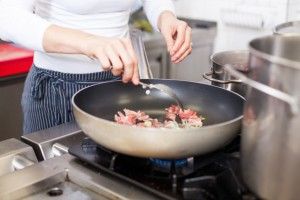 Δες πώς θα κάνεις το τηγάνι σου να λάμπει σαν καινούριο