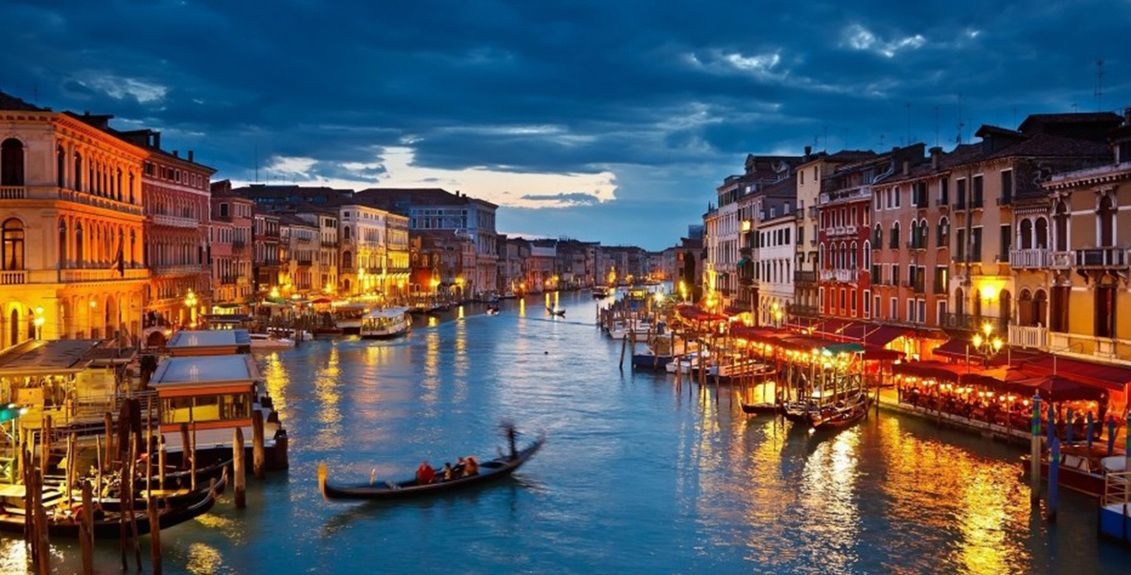 2-The-lights-of-Venice-Canal-at-night_ANOIGMA