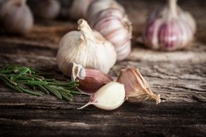 Πώς να ξεφλουδίσεις το σκόρδο με δυο κινήσεις