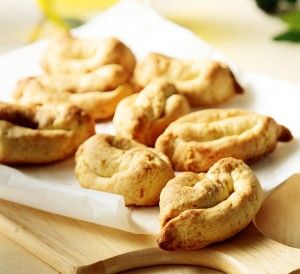 Olive oil cookies with cinnamon and clove
