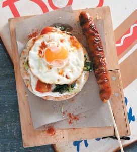 Εναλλακτικό hot dog με γιαούρτι και αβγό σε πίτα