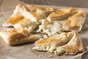 Μπουγάτσα σφολιάτας με φέτα