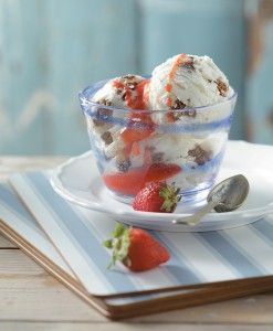 Frozen yogurt with strawberry sauce