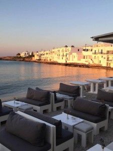 Το πανέμορφο μπαρ της Σοφίας Αλιμπέρτη δίπλα στο κύμα