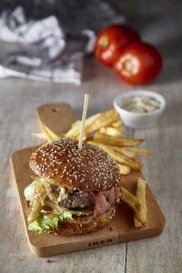 Μοσχαρίσιο burger με σος γκοργκοντζόλα, αρωματισμένη με τρούφα, μπέικον και καραμελωμένα κρεμμύδια