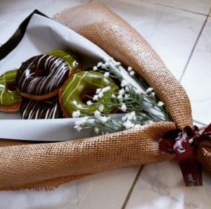 Σε εμάς ποιος θα κάνει δώρο μπουκέτο από ντόνατς;