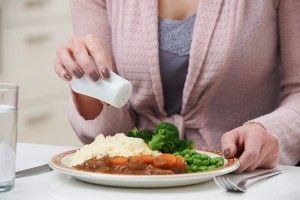 Νέα έρευνα: Πιθανόν να αλατίζεις το φαγητό σου με πλαστικό (!)