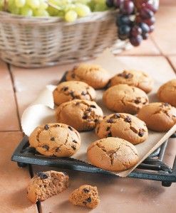 Grape must cookies with raisins and spices