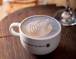 Κάνε στην άκρη unicorn frappuccino! Ήρθε o glittery cappuccino!
