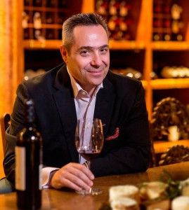 Nέο ebook για τη Σαντορίνη από τον Master of Wine Γιάννη Καρακάση