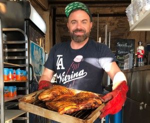 Ο Βασίλης Καλλίδης ετοιμάζει το πιο απολαυστικό τσικνοπάρτι!