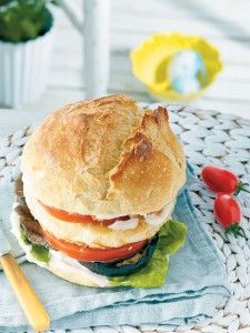 Vegetarian burger με παναρισμένο μανούρι