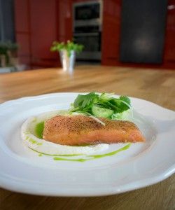 Σολωμός ημίπαστος Sous Vide με κρέμα ταραμά