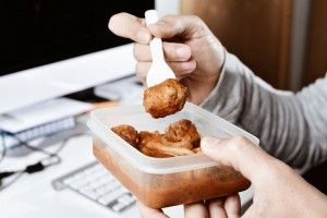 Το κόλπο για να καθαρίσετε τα πλαστικά τάπερ σε 45’’