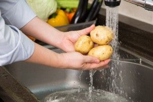 Μήπως τόσα χρόνια πλένουμε λάθος τις πατάτες;