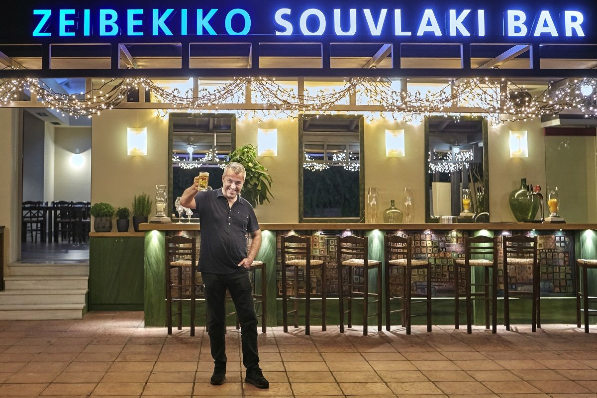 ZEIBEKIKO_Giorgos_Tsiligiris_beer_ypodoxh_bar