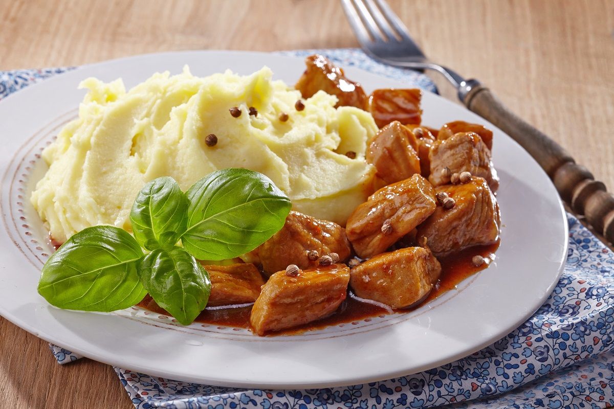 19159287 – mashed potatoes and meat stew
