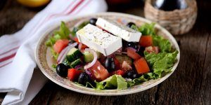Η χωριάτικη σαλάτα «βασίλισσα» στην Covid εποχή