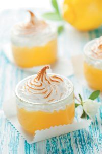 Lemon curd με καμένη μαρέγκα σε βαζάκια