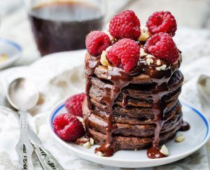 Σοκολατένια pancakes με κόκκινα φρούτα