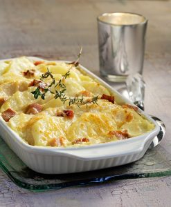 Σελινόριζα στον φούρνο με μπεσαμέλ και μπέικον