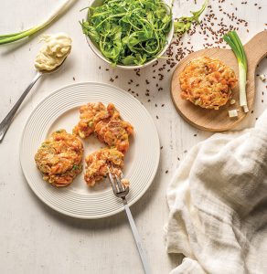 Salmon burgers with sesame, garlic and and spring onions