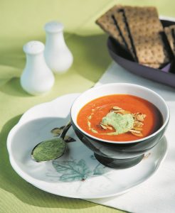Κρύα σούπα λαχανικών με pesto δυόσμου και καβουρδισμένα αμύγδαλα