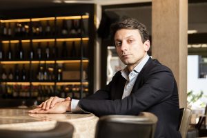 Ο Γιάννης Κοροβέσης δημιουργεί ένα νέο bar concept στη Φάρμα Μπράλου