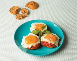 Dakos with tomato sauce and fried egg