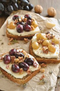 Goat cheese and walnuts bruschettas