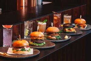 Πέμπτες με burgers και cocktails στο Juju Bar Restaurant