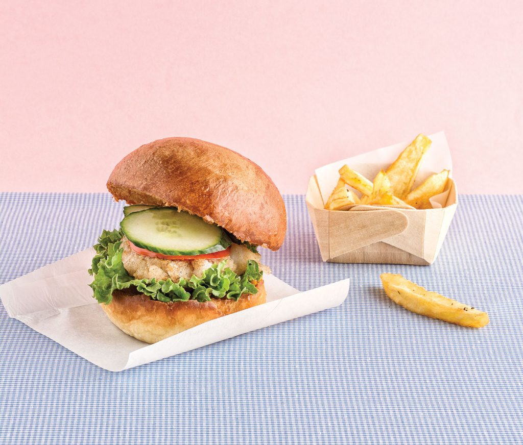 Burger με φιλέτο ψαριού και πατάτες φούρνου σαν τηγανητές