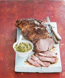 Αρωματικό ψητό αρνάκι με salsa verde