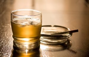 Το καθημερινό κάπνισμα και αλκοόλ γερνάνε τον εγκέφαλο