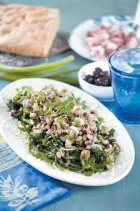 Χόρτα τσιγαριαστά με ταραμά και μαυρομάτικα φασόλια