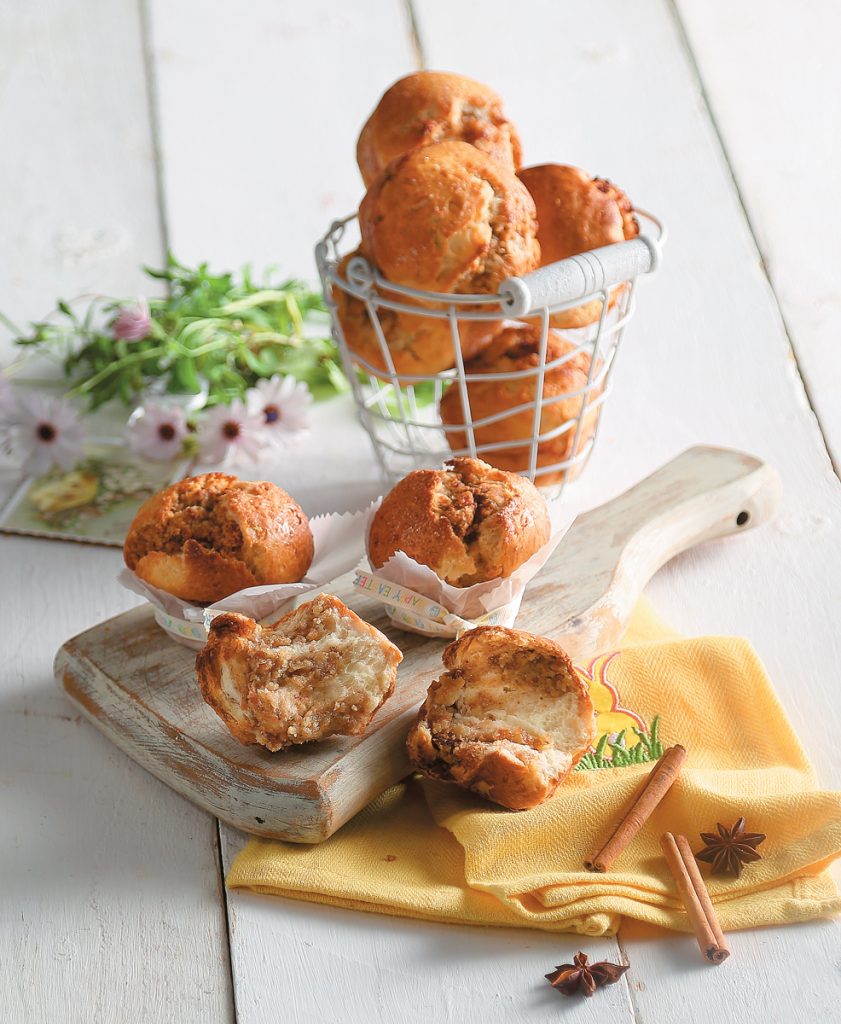 Muffins τσουρεκιού με γέμιση από χουρμάδες και μπαχαρικά