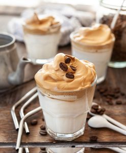 Πώς να φτιάξεις dalgona coffee, τον πιο viral καφέ της χρονιάς