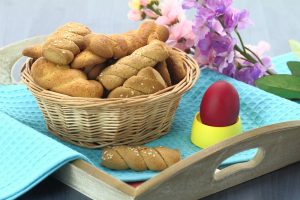 Έλλη Κοκκίνου και Μαρία Μπεκατώρου μάς δείχνουν τα πασχαλινά τους κουλουράκια