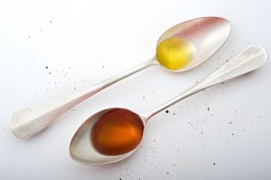 Πώς να καθαρίσετε εύκολα και αποτελεσματικά το λάδι που έπεσε στο πάτωμα