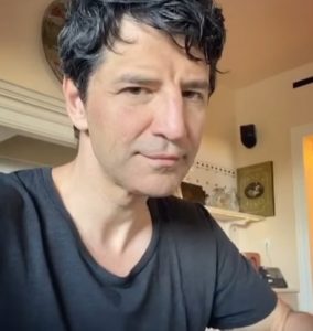 Ο Σάκης Ρουβάς βγάζει βίντεο και μας δείχνει το πρωινό του