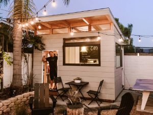 Άνδρας έχτισε ολόκληρο café για την οικογένεια του στην αυλή του σπιτιού τους