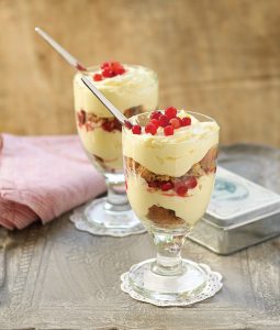 Trifle με cookies βρώμης, κρέμα και κόκκινα φρούτα