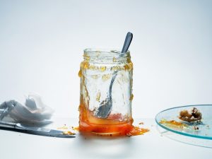 Το απίστευτο tip για να βγάλεις ακόμη και το τελευταίο κουταλάκι μαρμελάδα από το βάζο